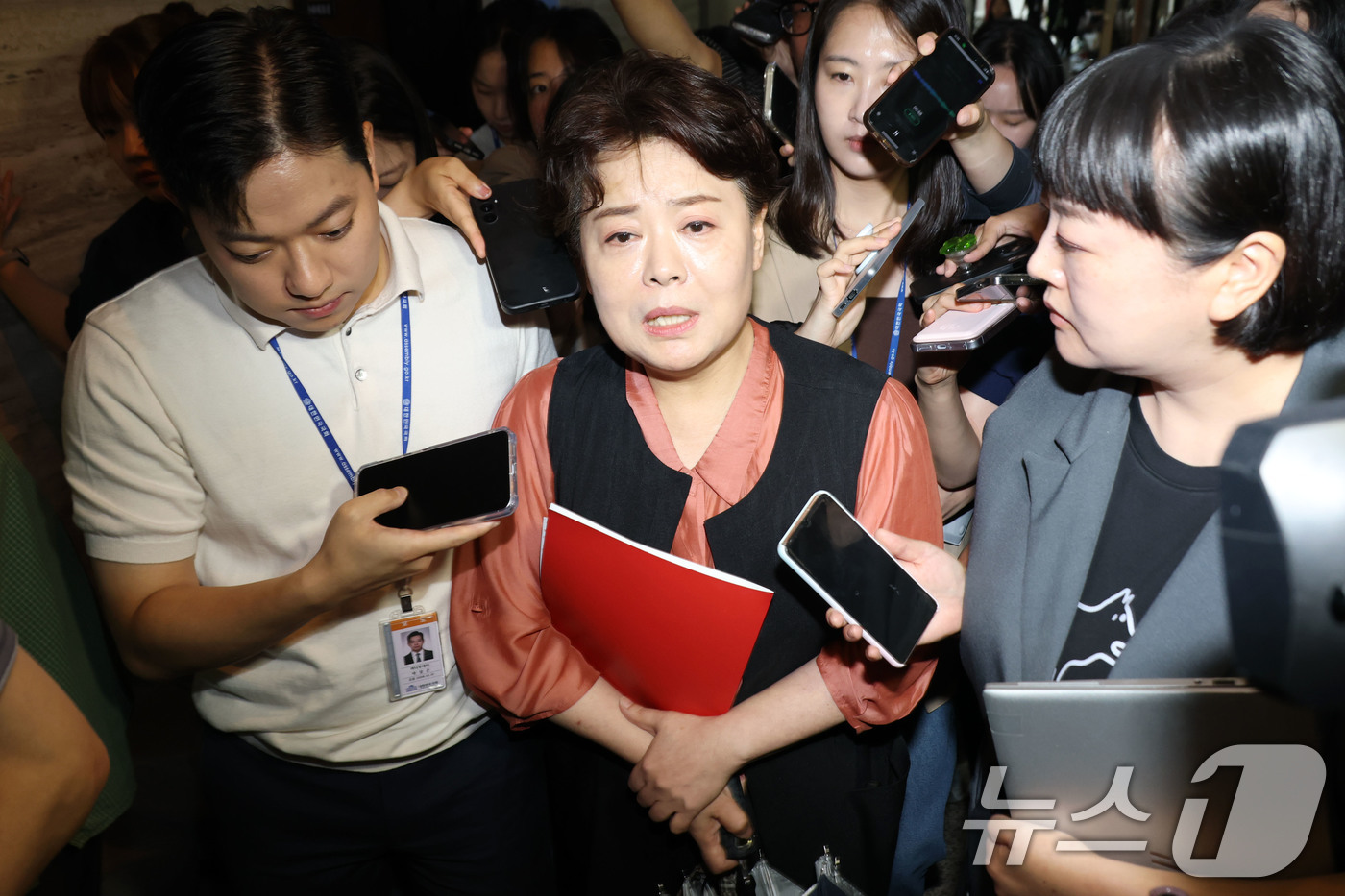 (서울=뉴스1) 이광호 기자 = 윤희숙 국민의힘 혁신위원장이 17일 오전 서울 여의도 국회에서 열린 비상대책위원회의 참석을 마치고 나서며 취재진의 질문에 답하고 있다. 2025.7 …