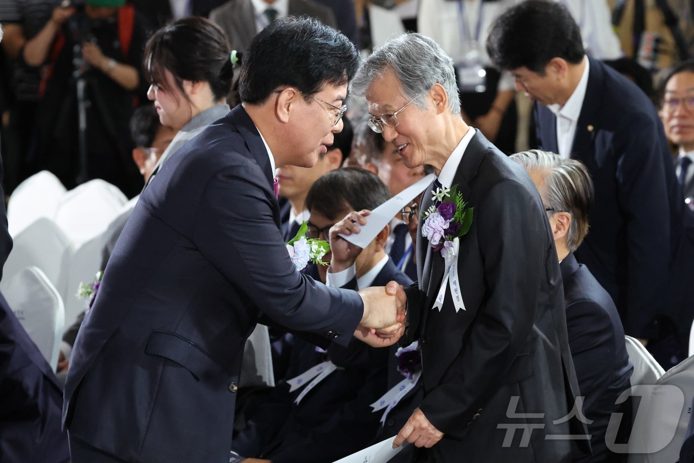 (서울=뉴스1) 국회사진기자단 = 조희대 대법원장과 송언석 국민의힘 비대위원장 겸 원내대표가 17일 서울 여의도 국회에서 열린 제77주년 제헌절 경축식에서 인사를 나누고 있다. …