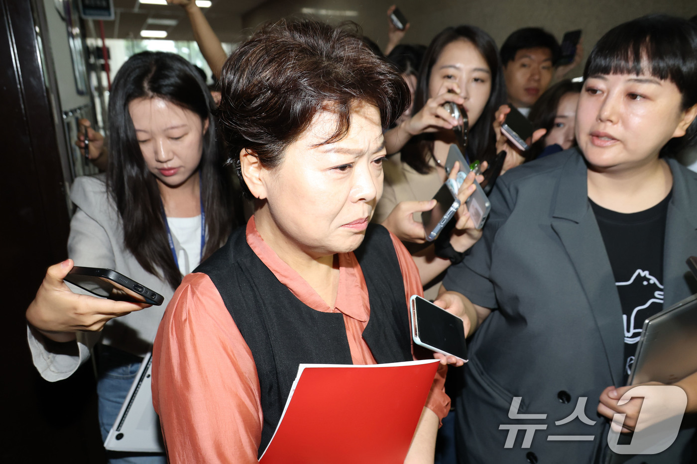 (서울=뉴스1) 이광호 기자 = 윤희숙 국민의힘 혁신위원장이 17일 오전 서울 여의도 국회에서 열린 비상대책위원회의 참석을 마치고 나서며 취재진의 질문을 받고 있다. 2025.7. …