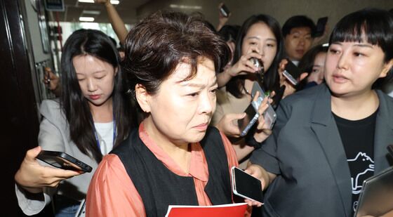 질문 받는 윤희숙 혁신위원장