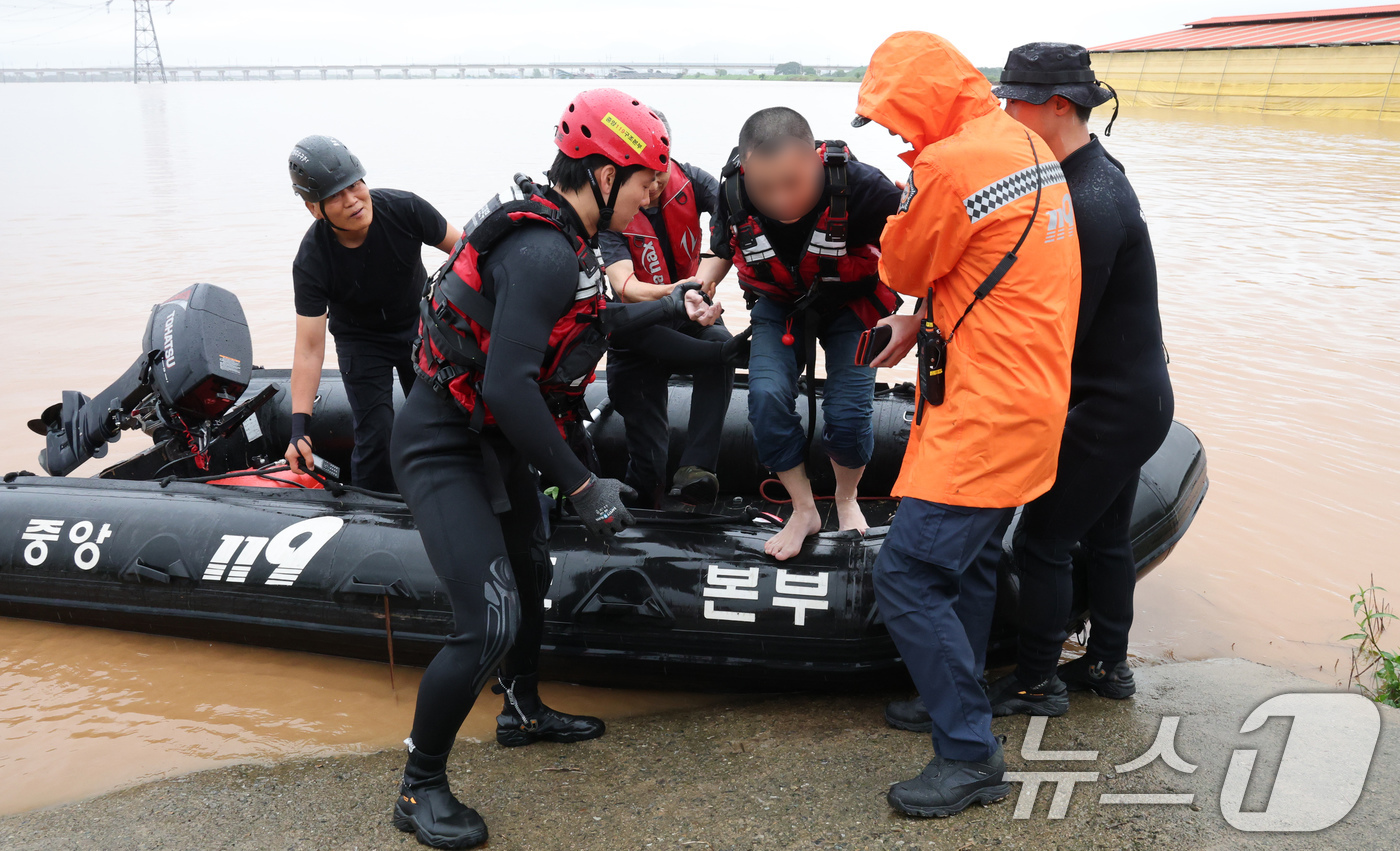 (예산=뉴스1) 김기태 기자 = 17일 오전 충남 예산군 삽교읍 용동2리에서 제방이 붕괴돼 중앙119구조본부 충청강원 119특수구조대 대원들이 보트로 주민을 구조하고 있다. 202 …