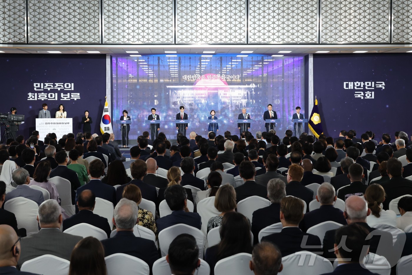 (서울=뉴스1) 국회사진기자단 = 국회 원내정당 대표 의원들이 17일 서울 여의도 국회에서 열린 제77주년 제헌절 기념식에서 제헌헌법 전문을 낭독하고 있다.왼쪽부터 용혜인 기본소득 …