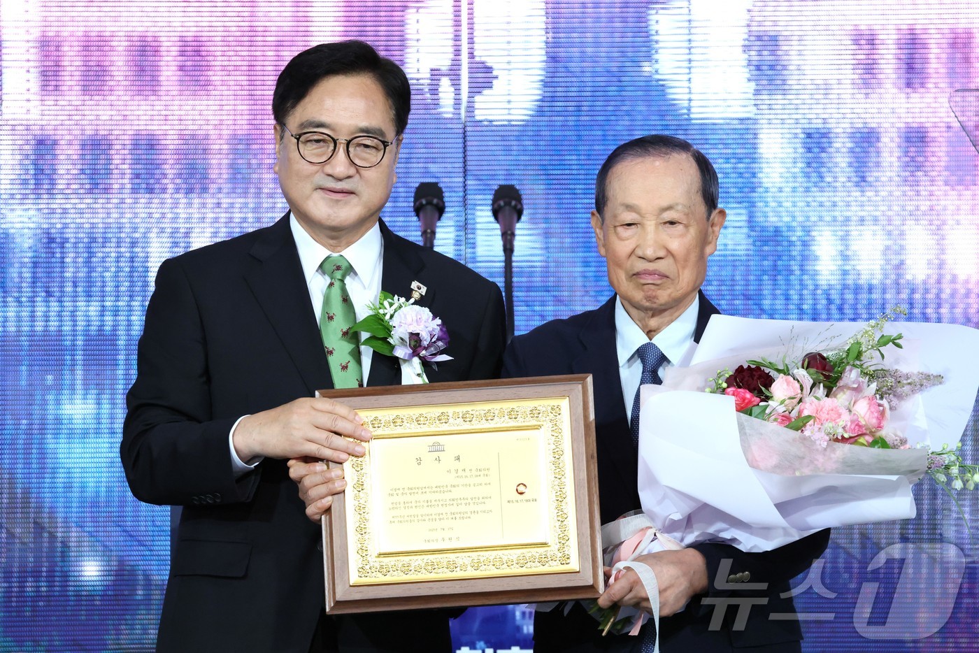 (서울=뉴스1) 국회사진기자단 = 우원식 국회의장이 17일 서울 여의도 국회에서 열린 제77주년 제헌절 경축식에서 이경재 전 국회의원에 감사패를 수여하고 있다. 2025.7.17/ …