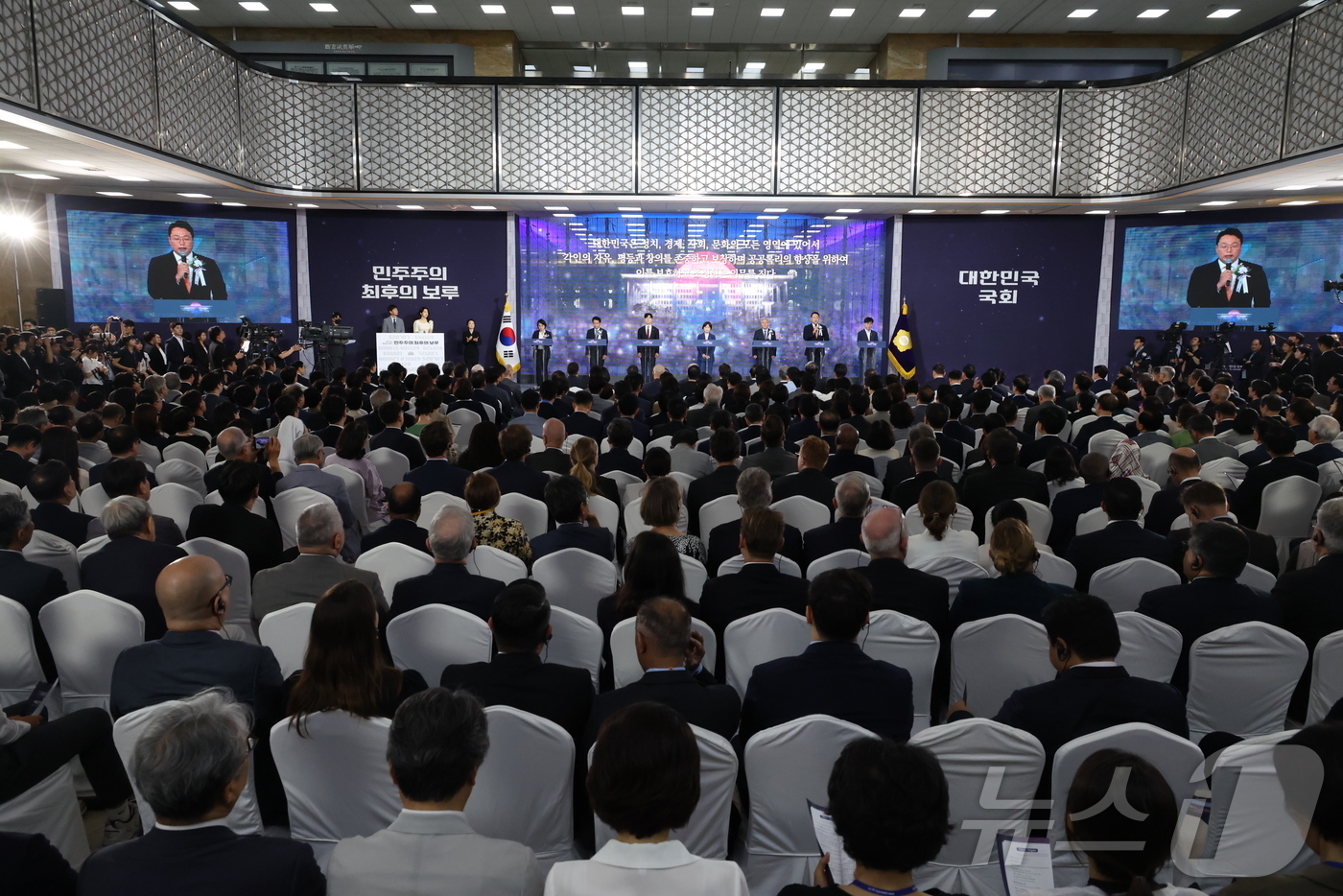 (서울=뉴스1) 국회사진기자단 = 국회 원내정당 대표 의원들이 17일 서울 여의도 국회에서 열린 제77주년 제헌절 기념식에서 제헌헌법 전문을 낭독하고 있다.왼쪽부터 용혜인 기본소득 …