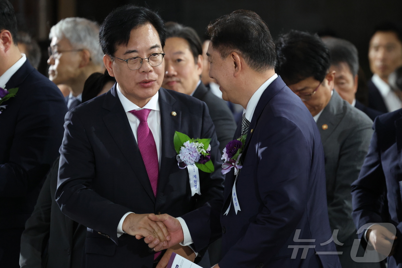 (서울=뉴스1) 국회사진기자단 = 김병기 더불어민주당 당대표 직무대행 겸 원내대표와 송언석 국민의힘 비대위원장 겸 원내대표가 17일 서울 여의도 국회에서 열린 제77주년 제헌절 경 …