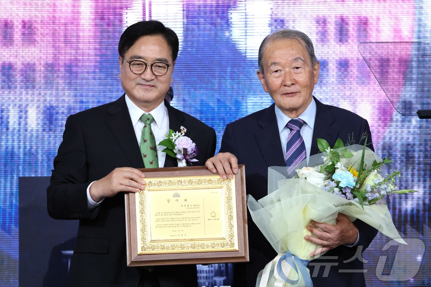 (서울=뉴스1) 국회사진기자단 = 우원식 국회의장이 17일 서울 여의도 국회에서 열린 제77주년 제헌절 경축식에서 유경현 전 국회의원에게 감사패를 수여하고 있다. 2025.7.17 …