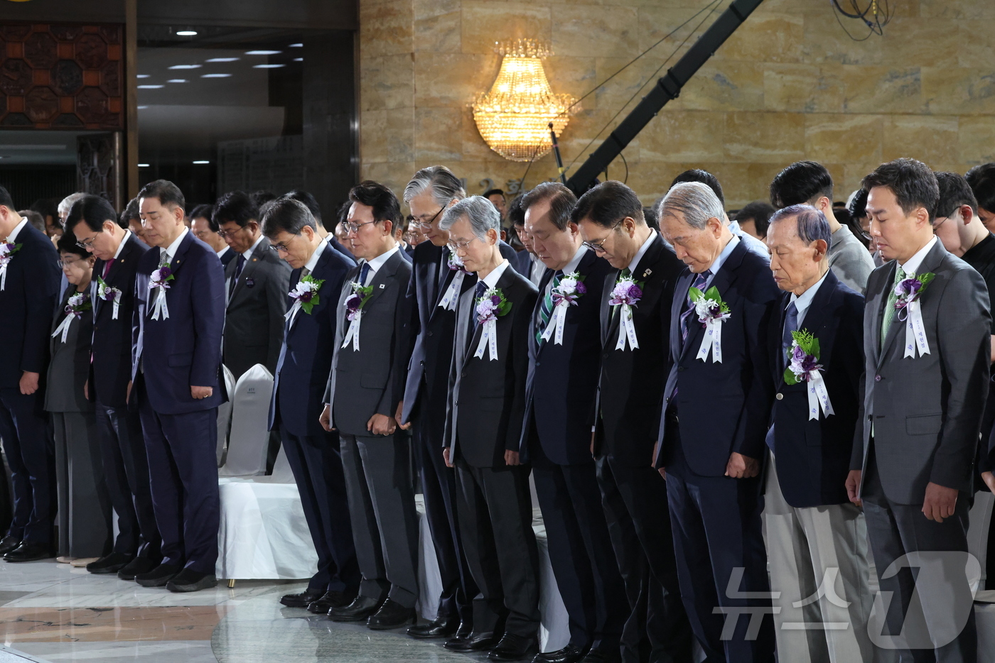 (서울=뉴스1) 국회사진기자단 = 우원식 국회의장이 17일 서울 여의도 국회에서 열린 제77주년 제헌절 경축식에서 정대철 대한민국 헌정회장 등 참석자들과 묵념을 하고 있다. 202 …