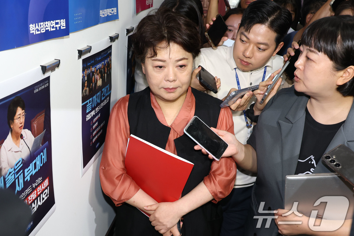 (서울=뉴스1) 이광호 기자 = 윤희숙 국민의힘 혁신위원장이 17일 오전 서울 여의도 국회에서 열린 비상대책위원회의 참석을 마치고 나서며 취재진의 질문을 받고 있다. 2025.7. …