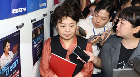 질문 받는 윤희숙 혁신위원장