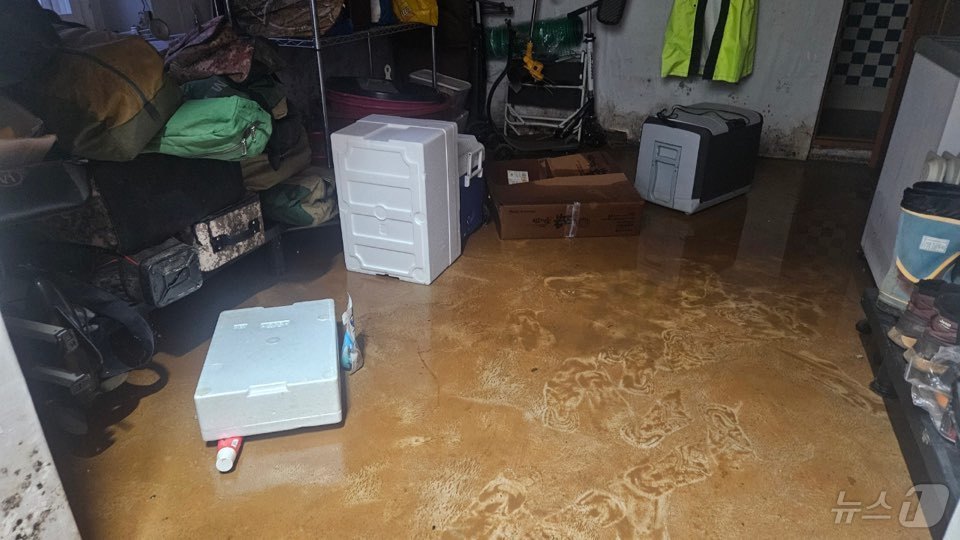 (예산=뉴스1) 이동원 기자 = 서천군이 지난 16일부터 17일 새벽까지 밤새 내린 극한호우로 인해 큰 피해를 입었다.특히 서면과 비인면 일대에서 피해가 집중된 가운데, 서면 춘장 …