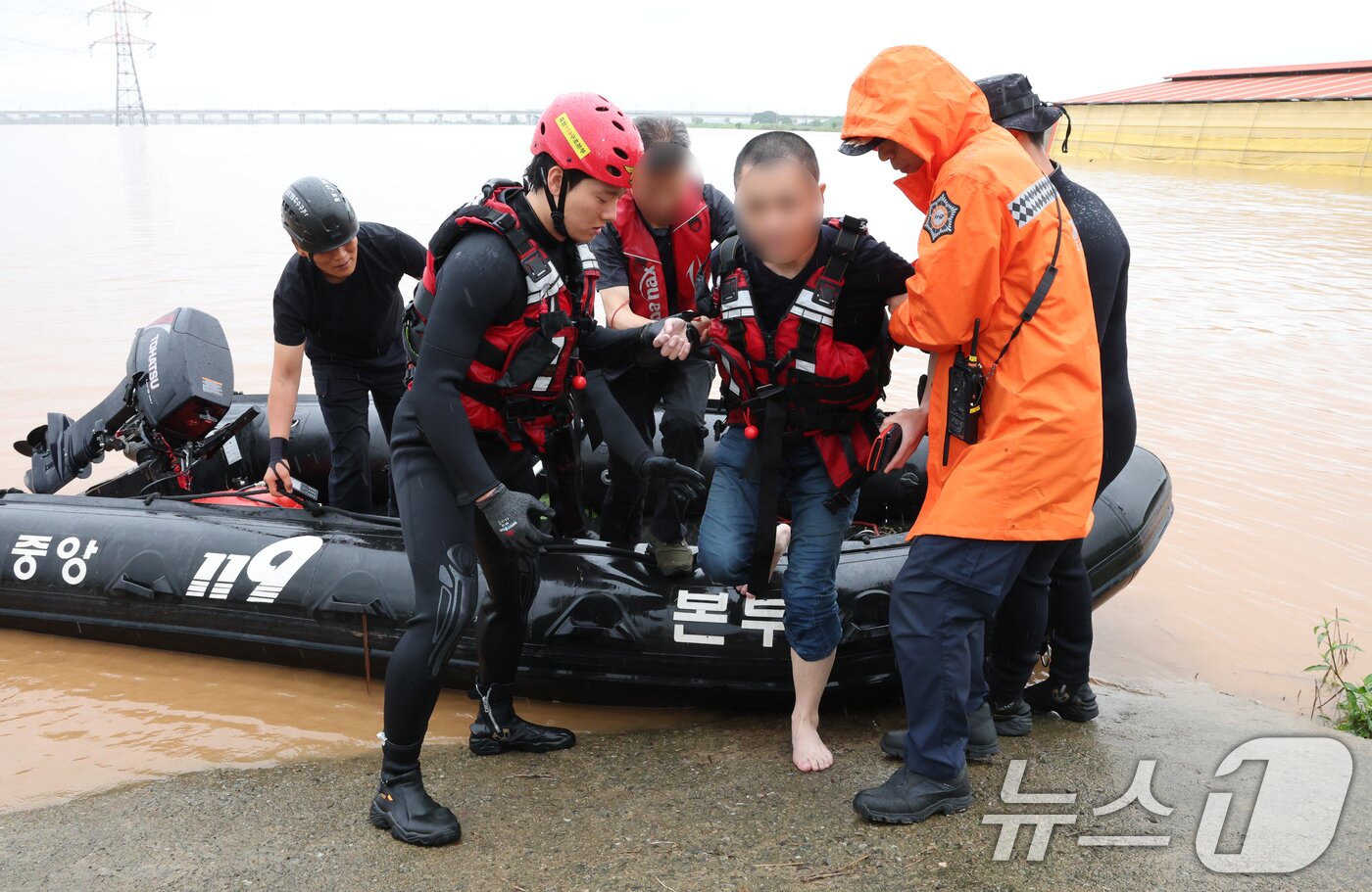 본문 이미지 - 17일 오전 충남 예산군 삽교읍 용동2리에서 제방이 붕괴돼 중앙119구조본부 충청강원 119특수구조대 대원들이 보트로 주민을 구조하고 있다. 2025.7.17/뉴스1 ⓒ News1 김기태 기자