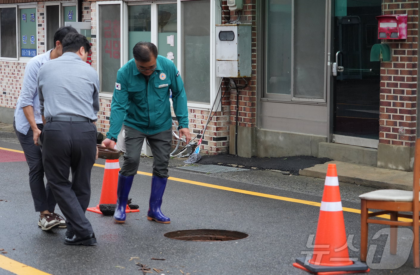 (서천=뉴스1) 이동원 기자 = 김기웅 서천군수가 17일 이른 아침부터 피해가 가장 심각한 서면 춘장대와 비인면등 현장을 긴급 방문하여 피해상황을 직접 점검하고 신속한 복구를 위한 …