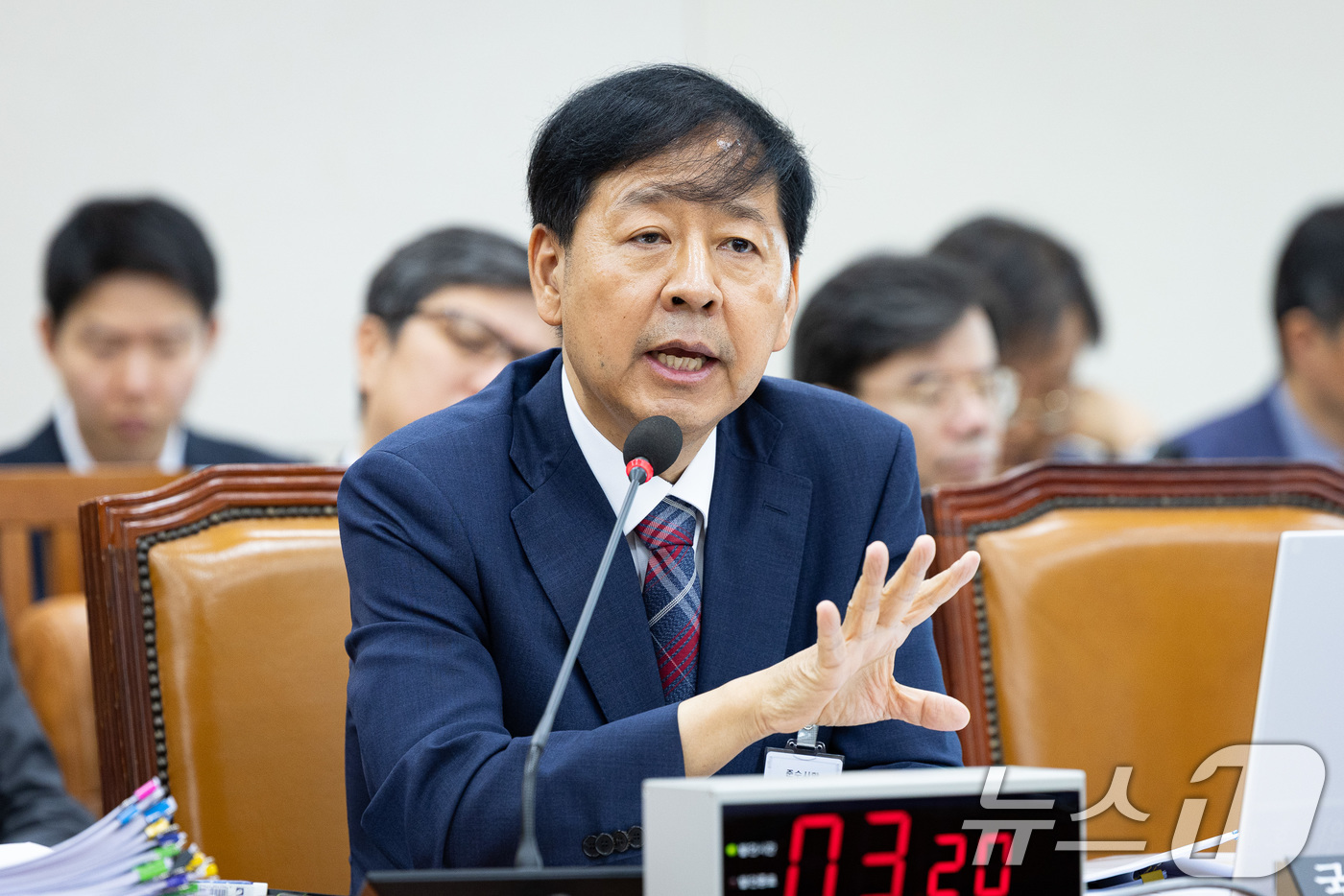 (서울=뉴스1) 유승관 기자 = 구윤철 부총리 겸 기획재정부 장관 후보자가 17일 서울 여의도 국회 기획재정위원회에서 열린 인사청문회에서 의원 질의에 답하고 있다. 2025.7.1 …