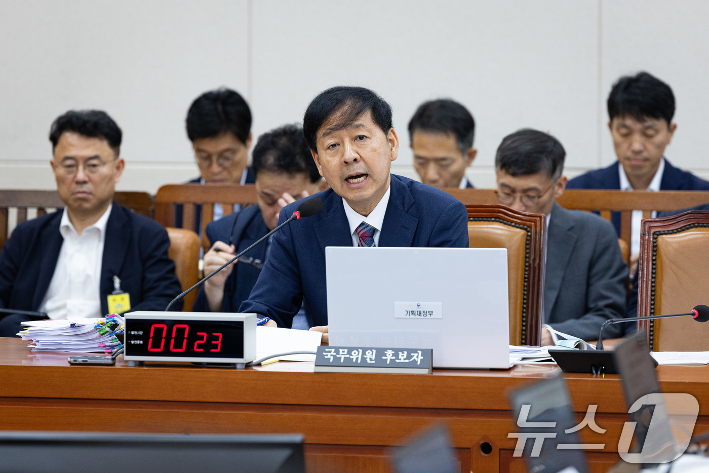 (서울=뉴스1) 유승관 기자 = 구윤철 부총리 겸 기획재정부 장관 후보자가 17일 서울 여의도 국회 기획재정위원회에서 열린 인사청문회에서 의원 질의에 답하고 있다. 2025.7.1 …