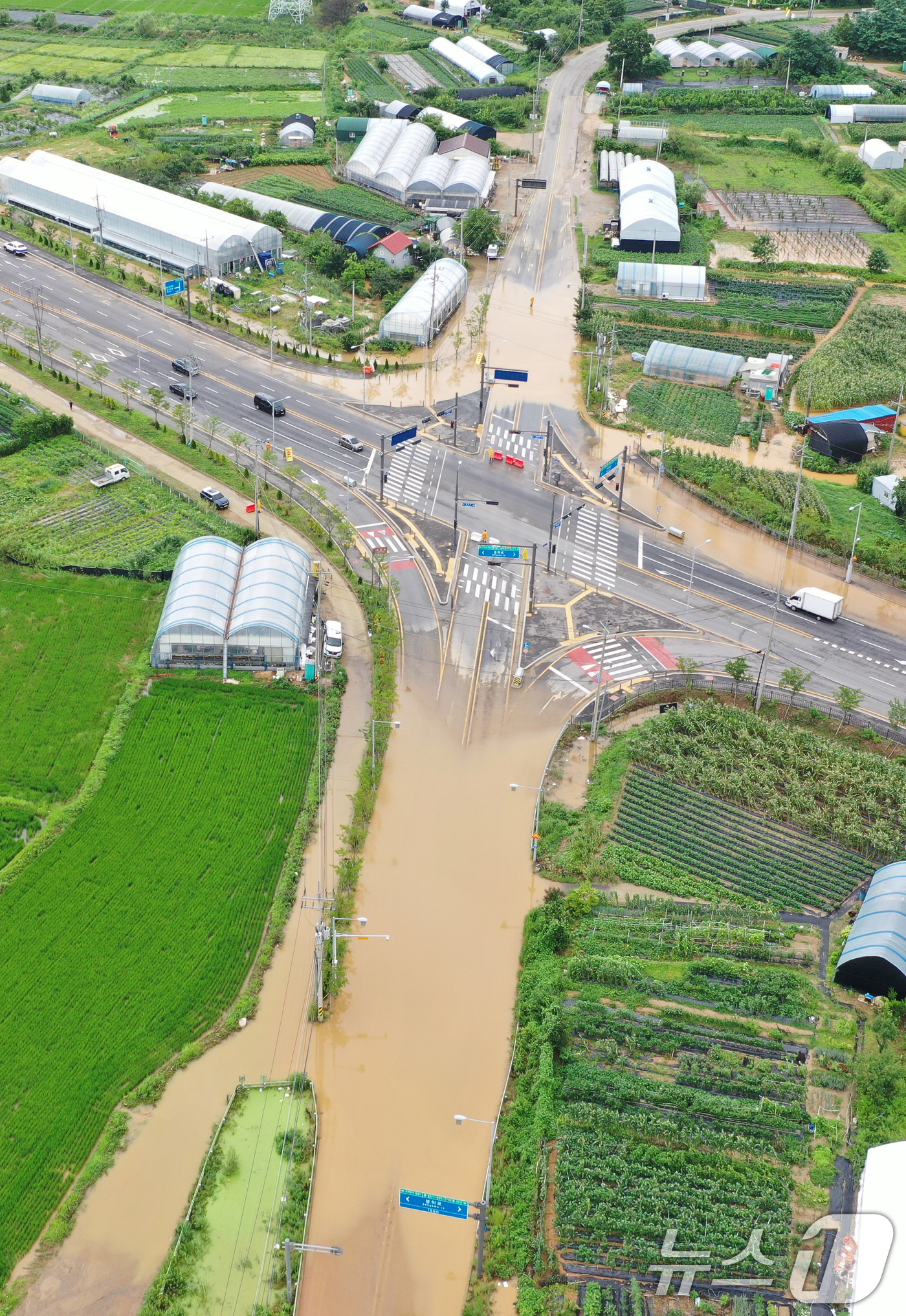 (시흥=뉴스1) 김영운 기자 = 경기지역 곳곳에서 기록적 폭우가 내린 17일 경기 시흥시 정왕동 마전봉화교차로 일대가 침수돼 통제되고 있다. 2025.7.17/뉴스1