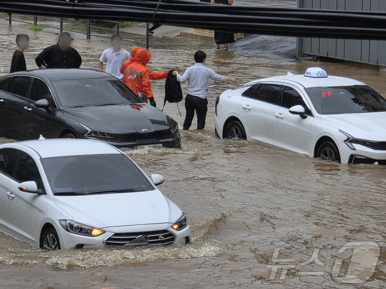 본문 이미지 - 17일 오전 10시10분을 기해 광주에 호우경보가 발령된 가운데 북구 용봉동 북구청 사거리 일대 침수로 차량에 고립된 시민들이 대피하고 있다.&#40;광주 북구 제공. 재판매 및 DB 금지&#41; 2025.7.17/뉴스1 ⓒ News1 박지현 기자