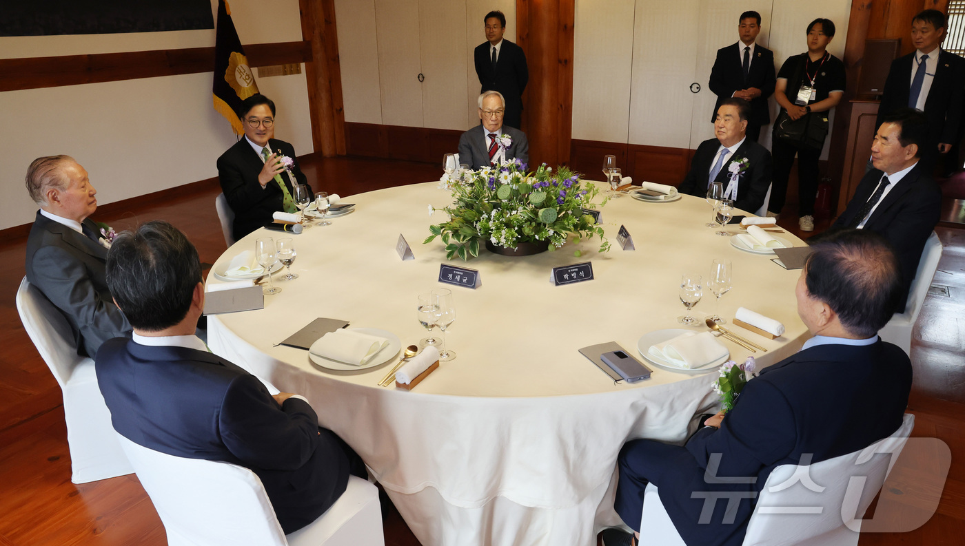 (서울=뉴스1) 국회사진기자단 = 우원식 국회의장이 17일 서울 여의도 국회 사랑재에서 열린 제77주년 제헌절 경축 오찬에서 전 국회의장들과 대화하고 있다.왼쪽부터 김원기 전 국회 …