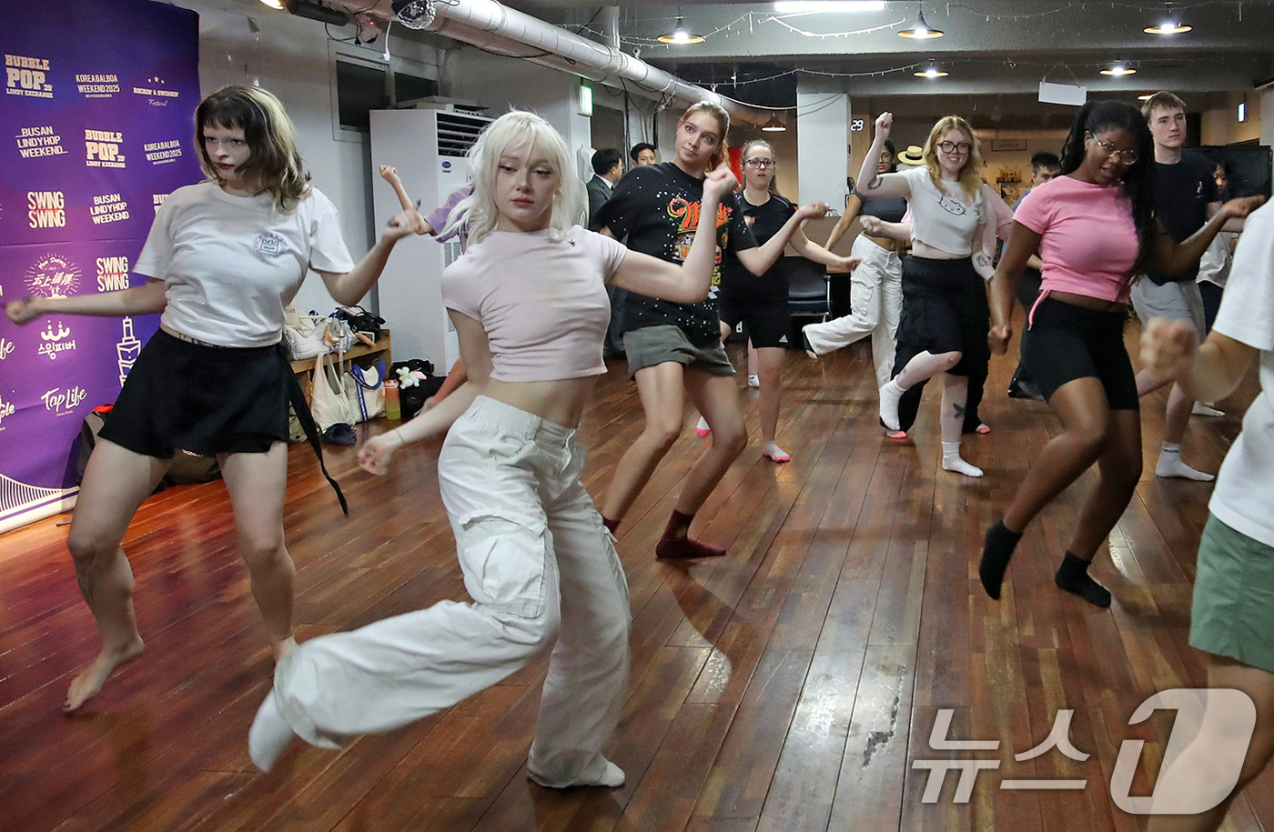 (부산=뉴스1) 윤일지 기자 = 17일 부산 금정구의 한 댄스연습실에서 열린 '2025 부산대학교 서머스쿨'에 참가한 외국 대학생들이 케이팝 댄스를 배우고 있다.내달 1일까지 진행 …