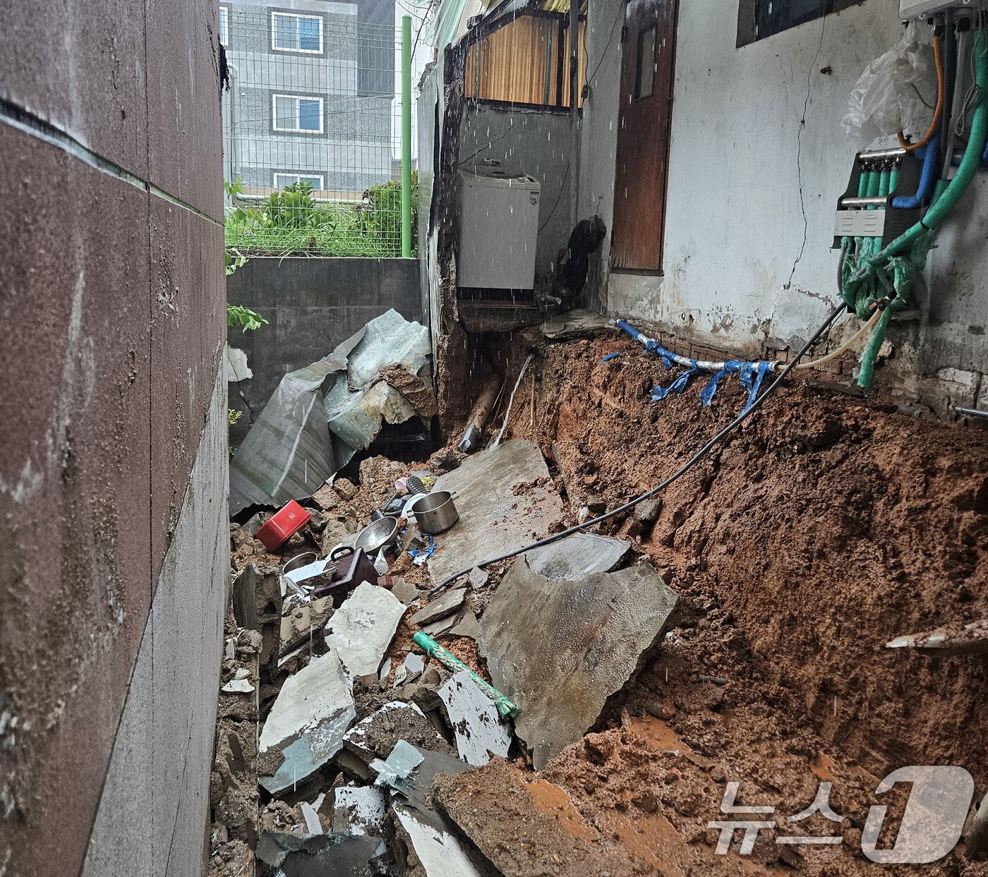 본문 이미지 - 호우경보가 발효된 17일 오전 11시쯤 광주 남구 월산동의 한 주택에서 담장이 무너졌다는 신고가 접수돼 당국이 조치를 취하고 있다.&#40;독자 제공. 재판매 및 DB 금지&#41; 2025.7.17/뉴스1 ⓒ News1 박지현 기자