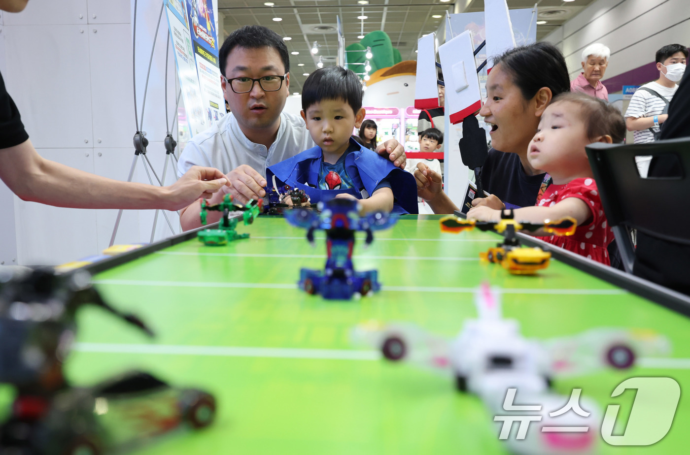 (서울=뉴스1) 박지혜 기자 = 17일 서울 강남구 코엑스에서 열린 캐릭터 라이선싱 페어 2025를 찾은 어린이가 캐릭터 체험을 하고 있다.올해로 24회를 맞는 ‘캐릭터 라이선싱 …