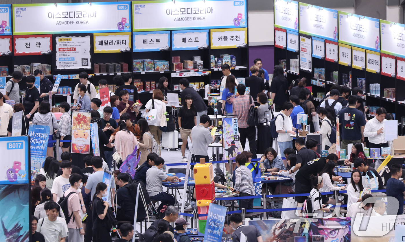 (서울=뉴스1) 박지혜 기자 = 17일 서울 강남구 코엑스에서 열린 보드게임콘 2025을 찾은 참가자들이 보드게임을 둘러보고 있다.  2025.7.17/뉴스1