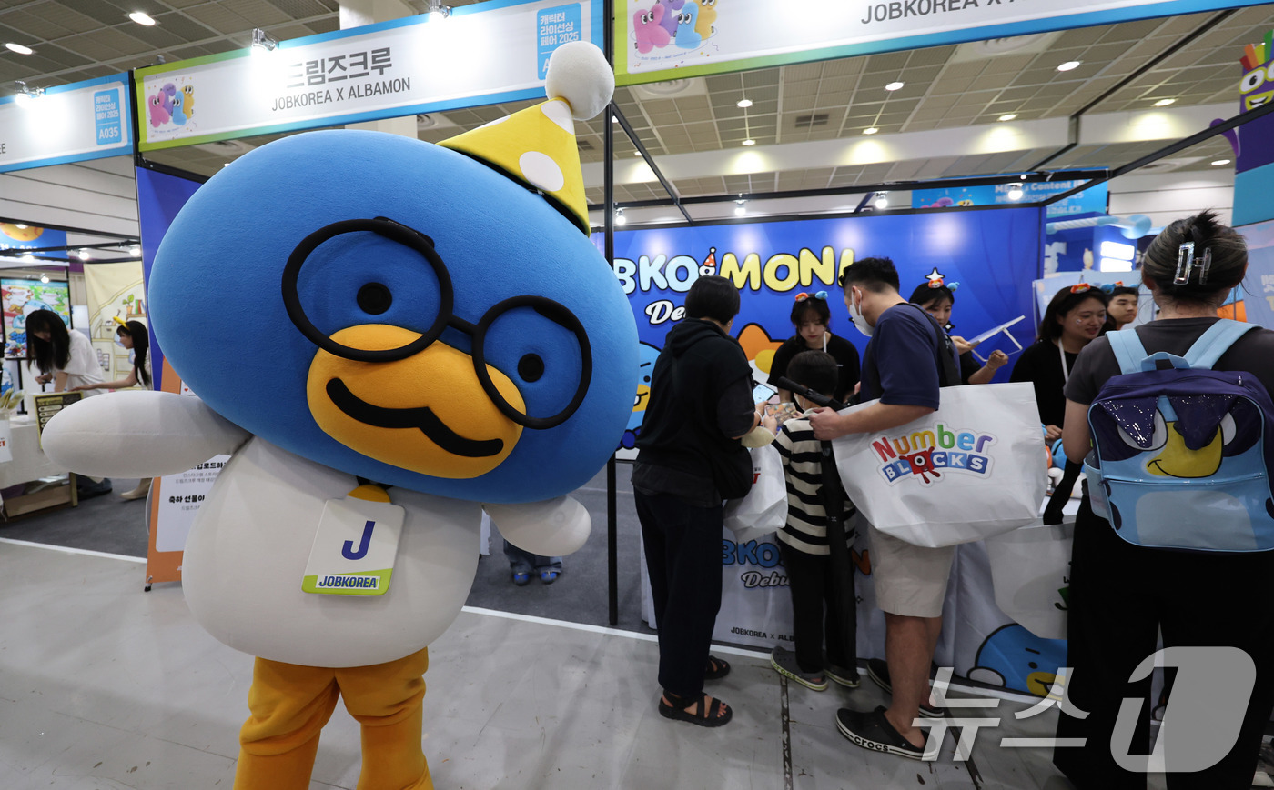 (서울=뉴스1) 박지혜 기자 = 17일 서울 강남구 코엑스에서 열린 캐릭터 라이선싱 페어 2025에서 관람객들이 전시를 둘러보고 있다.올해로 24회를 맞는 ‘캐릭터 라이선싱 페어 …