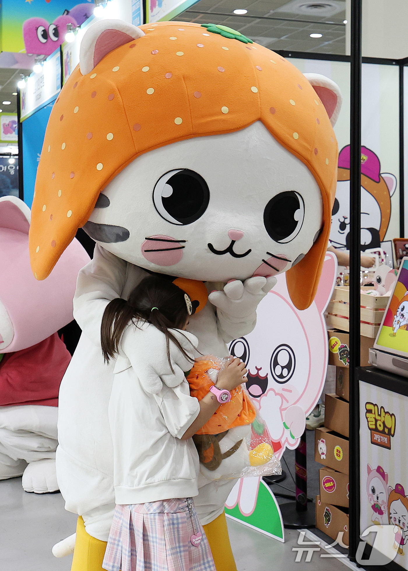 (서울=뉴스1) 박지혜 기자 = 17일 서울 강남구 코엑스에서 열린 캐릭터 라이선싱 페어 2025를 찾은 어린이가 귤냥이 캐릭터와 즐거운 시간을 보내고 있다.올해로 24회를 맞는 …