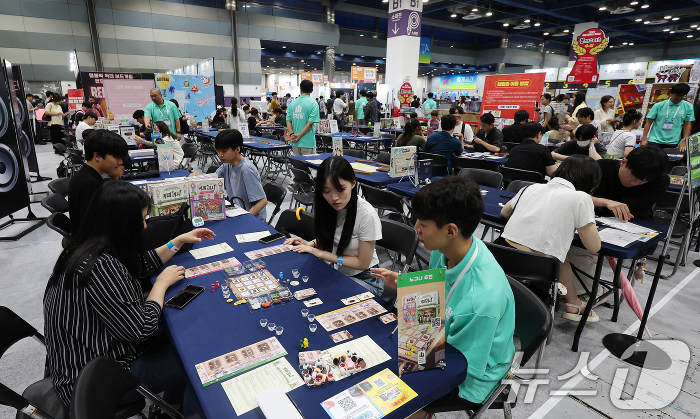 (서울=뉴스1) 박지혜 기자 = 17일 서울 강남구 코엑스에서 열린 보드게임콘 2025을 찾은 참가자들이 보드게임 체험을 하고 있다. 2025.7.17/뉴스1