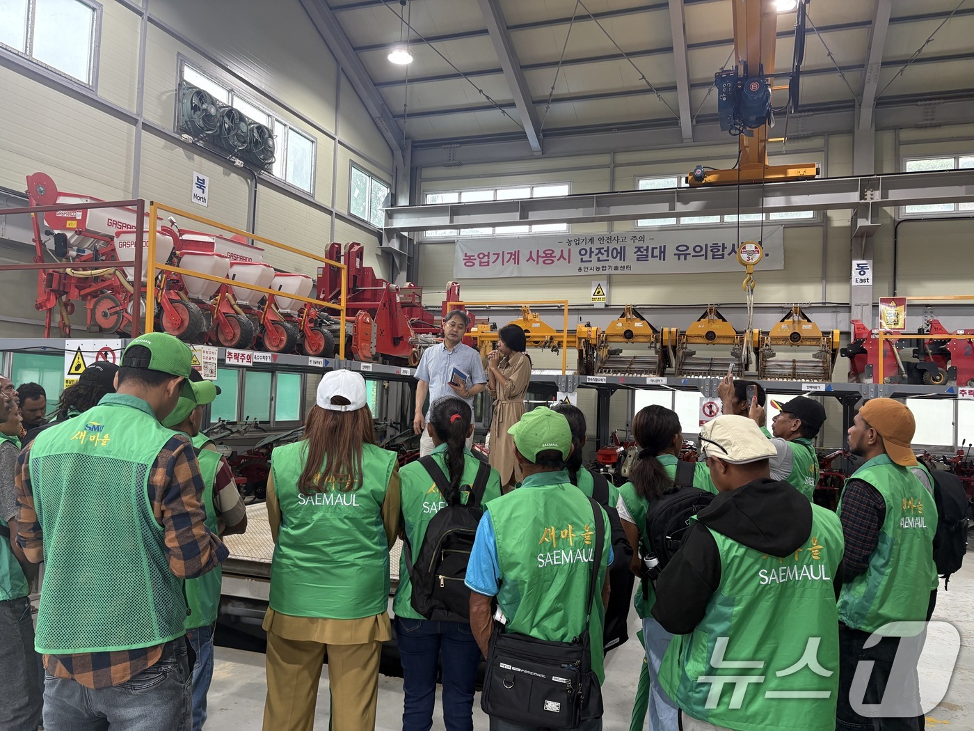 (서울=뉴스1) = 새마을운동중앙회는 17일 지속 가능한 지구촌 새마을운동 추진을 위해 마련한 동티모르 초청 새마을교육 수료식을 개최했다고 밝혔다.사진은 지난 15일 동티모르 연수 …