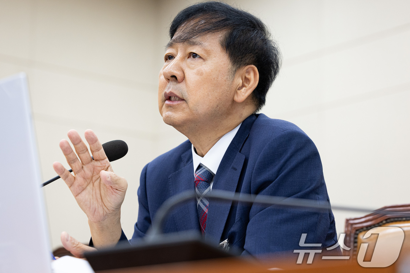 (서울=뉴스1) 유승관 기자 = 구윤철 부총리 겸 기획재정부 장관 후보자가 17일 서울 여의도 국회 기획재정위원회에서 열린 인사청문회에서 의원 질의에 답하고 있다. 2025.7.1 …