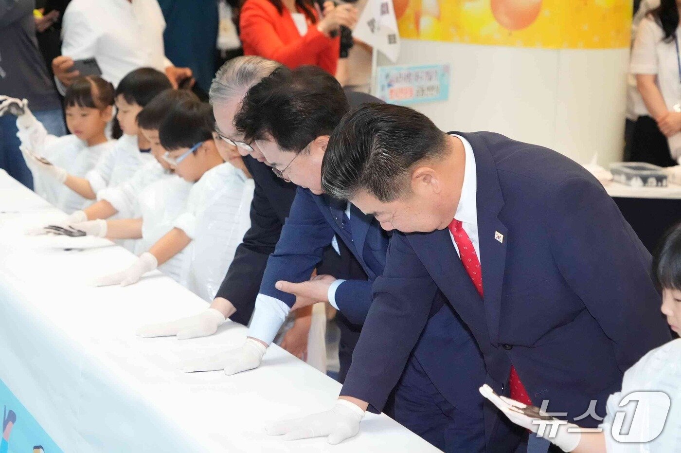 본문 이미지 -   17일 강원 춘천시청 로비에서 ‘나라사랑 태극기달기 범시민운동 공동선언식’에서 손도장 찍기 퍼포먼스를 하고 있다.&#40;춘천시 제공, 재판매 및 DB금지&#41;