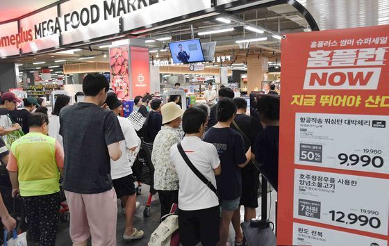 본문 이미지 - 서울 등촌동 홈플러스 메가 푸드 마켓 라이브 강서점이 &#39;홈플런 NOW&#39; 첫 날을 맞아 쇼핑을 하는 고객들로 붐비고 있다. &#40;홈플러스 제공. 재판매 및 DB 금지&#41; 2025.7.17/뉴스1