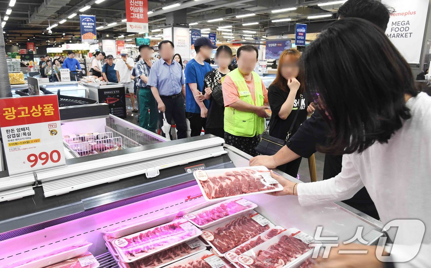 (서울=뉴스1) = 홈플러스는 오는 23일까지 역대급 파격 할인 혜택을 선사하는 썸머 슈퍼세일 '홈플런 NOW'를 개최한다고 밝혔다.17일 서울 등촌동 홈플러스 메가 푸드 마켓 라 …