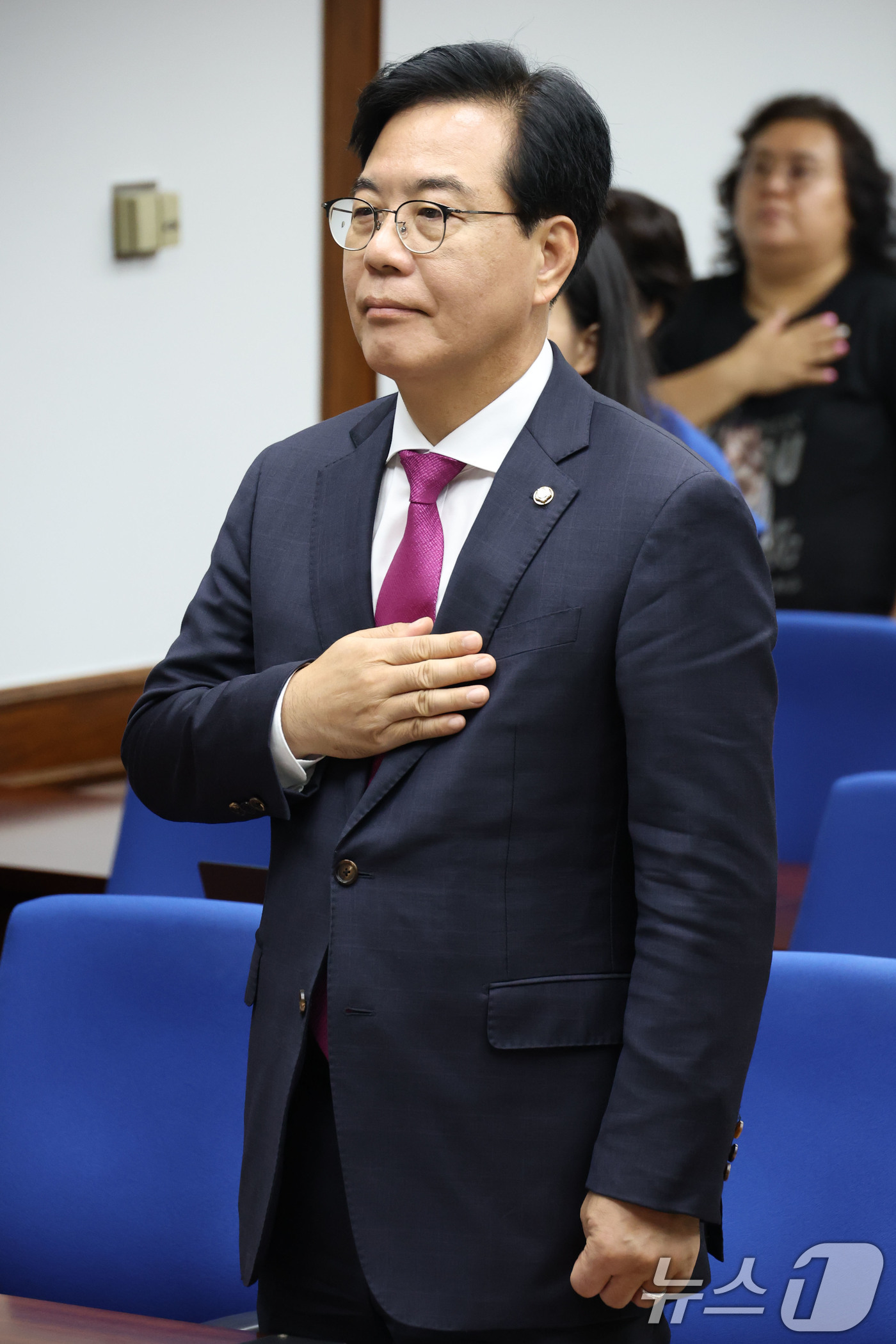 (서울=뉴스1) 이광호 기자 = 송언석 국민의힘 비상대책위원장 겸 원내대표가 17일 오후 서울 여의도 국회도서관에서 열린 '전국입양가족연대 국회입양컨퍼런스-국내입양법 제· 개정 시 …
