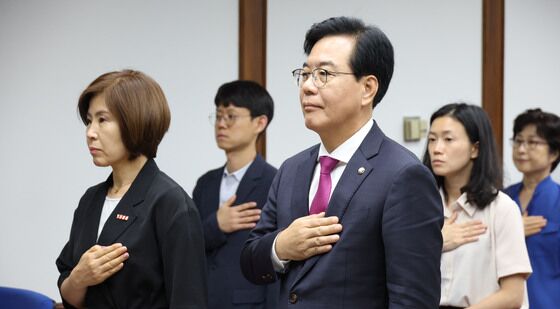 국민의례하는 송언석 비대위원장
