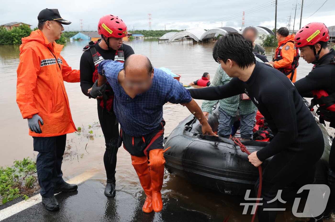 본문 이미지 - 17일 충남 예산군 고덕면 용리에서 중앙119구조본부 충청강원 119특수구조대 대원들이 보트로 주민을 구조하고 있다. 2025.7.17/뉴스1 ⓒ News1 김기태 기자