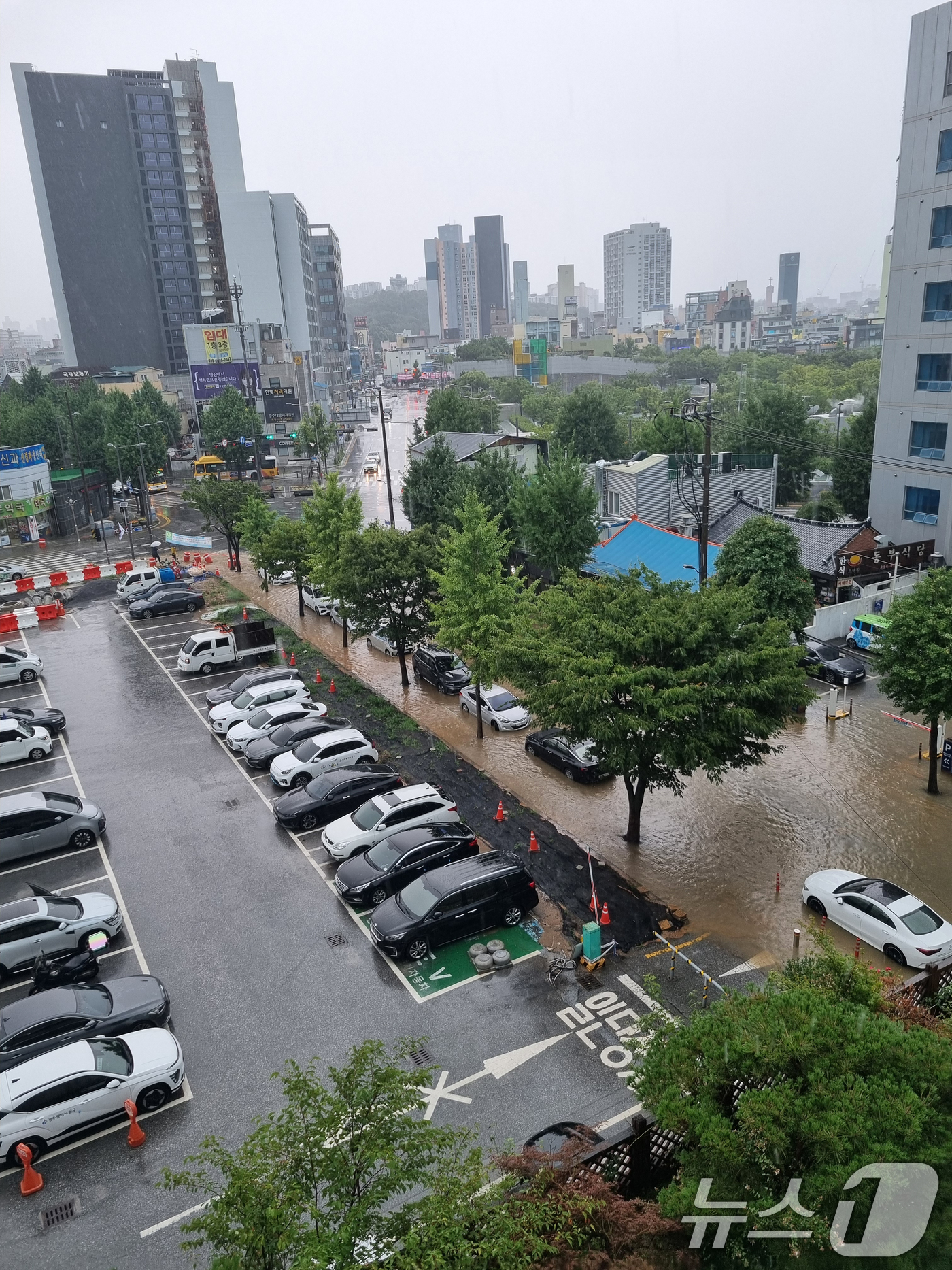 (광주=뉴스1) 이승현 기자 = 광주에 시간당 80㎜에 달하는 극한 호우가 쏟아진 17일 광주 동구청 일대가 물에 잠긴 모습. (독자제공. 재판매 및 DB 금지) 2025.7.17 …