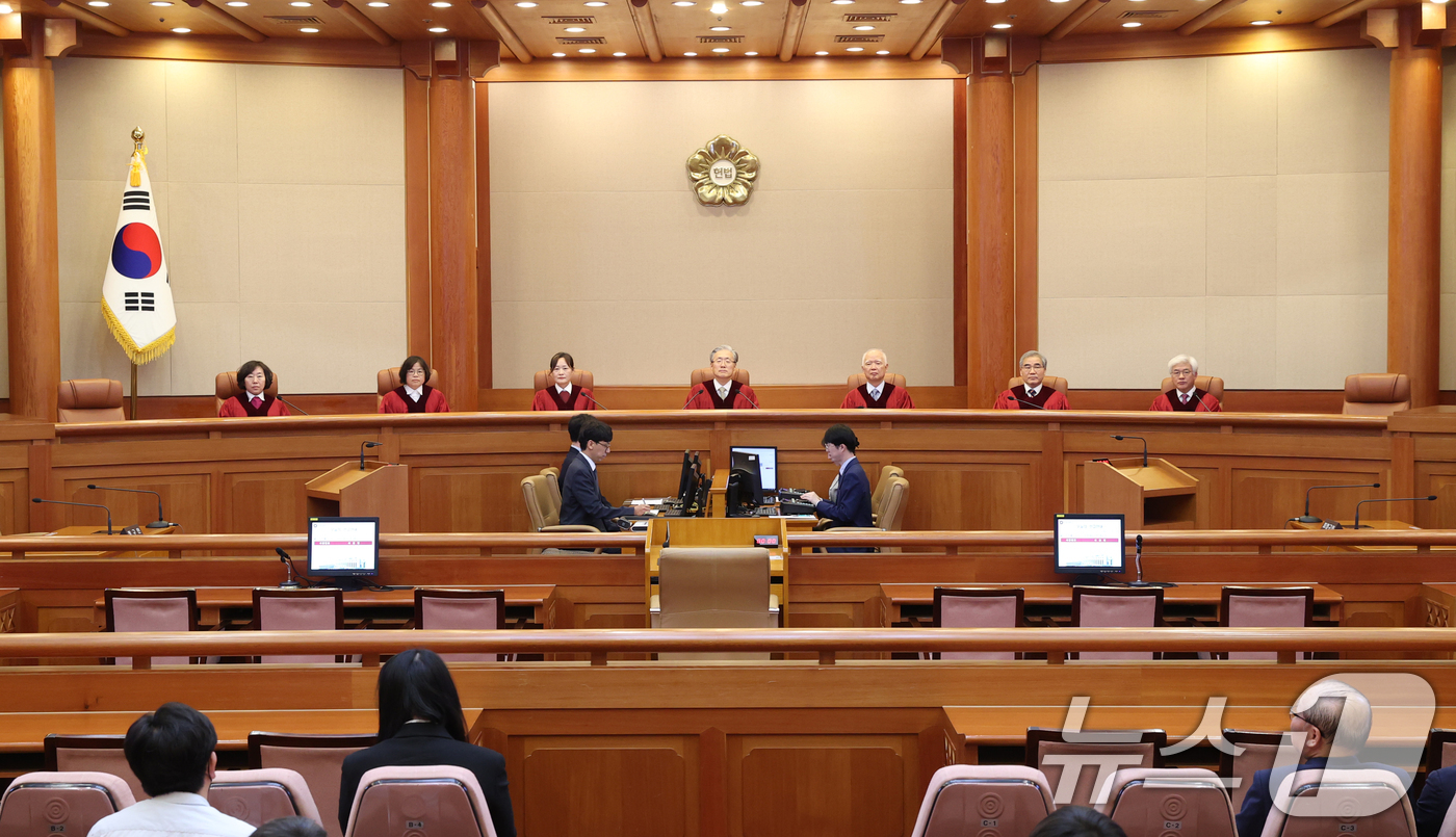 (서울=뉴스1) = 헌법재판관들이 손준성 대구고검 차장검사(검사장) 탄핵 심판 선고를 위해 17일 서울 종로구 헌법재판소 대심판정에 들어서고 있다. 2025.7.17/뉴스1