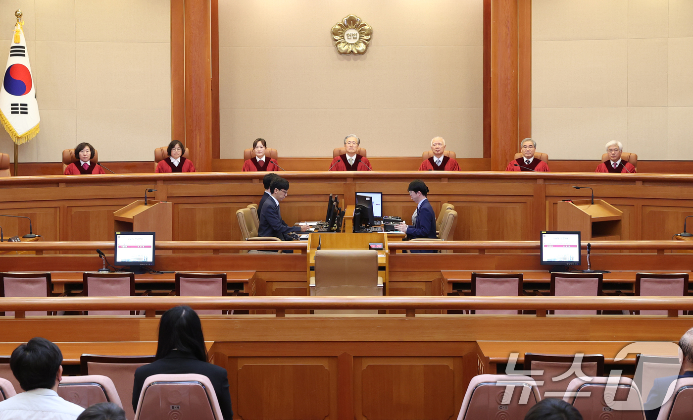 (서울=뉴스1) = 헌법재판관들이 손준성 대구고검 차장검사(검사장) 탄핵 심판 선고를 위해 17일 서울 종로구 헌법재판소 대심판정에 들어서고 있다. 2025.7.17/뉴스1