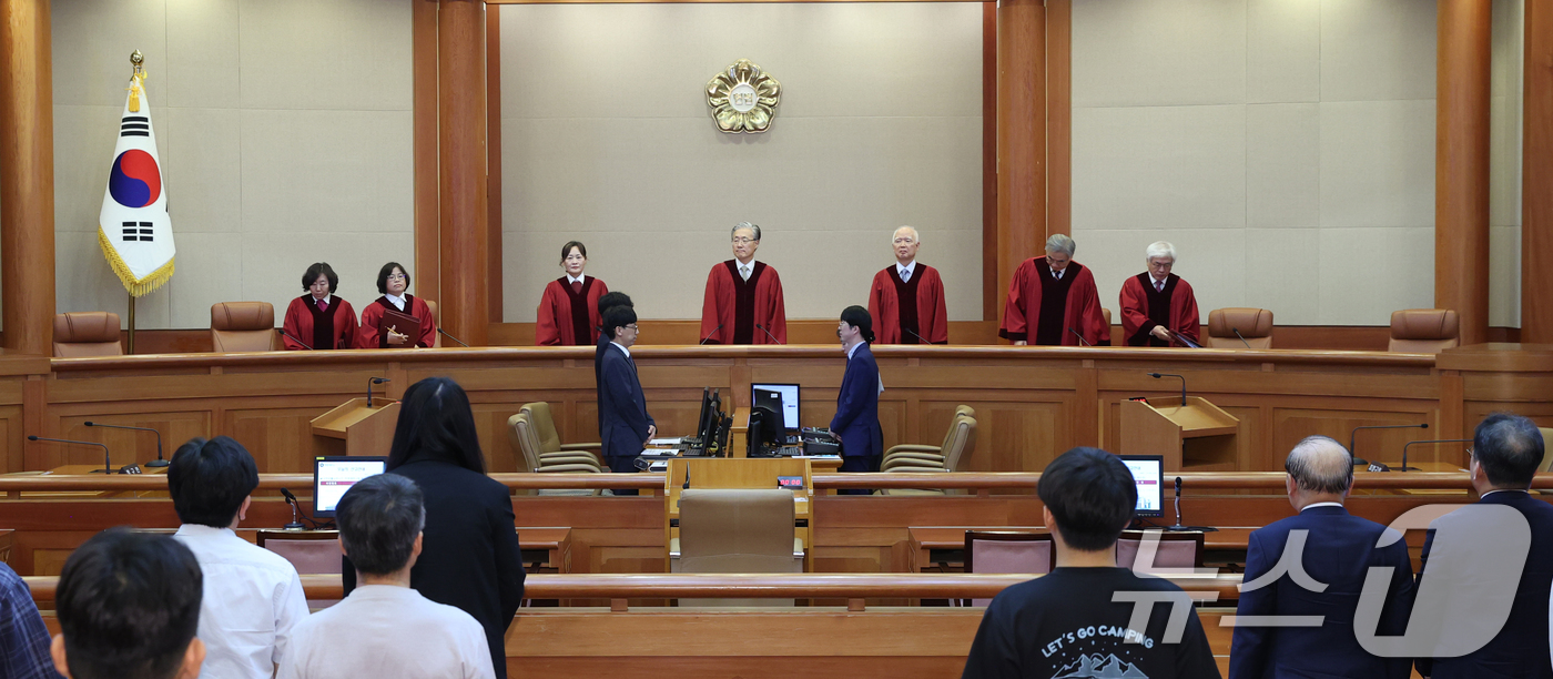 (서울=뉴스1) = 헌법재판관들이 손준성 대구고검 차장검사(검사장) 탄핵 심판 선고를 위해 17일 서울 종로구 헌법재판소 대심판정에 들어서고 있다. 2025.7.17/뉴스1