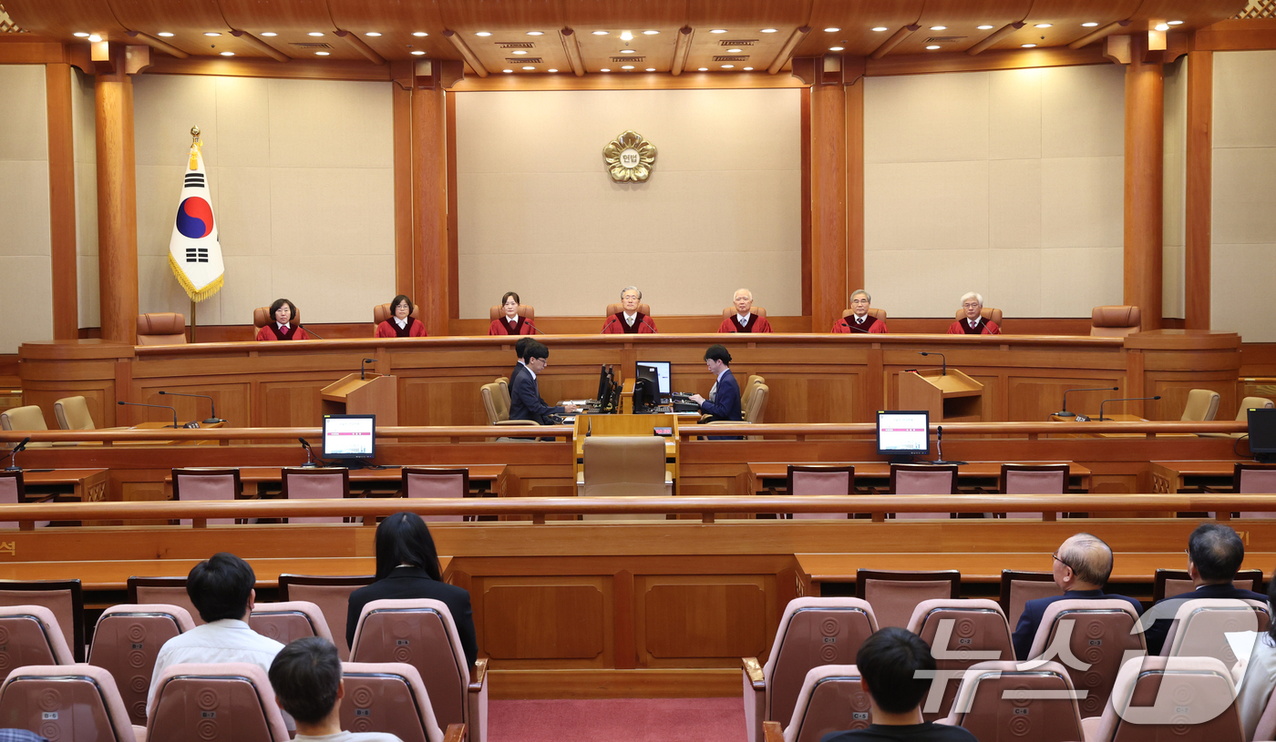 (서울=뉴스1) = 헌법재판관들이 손준성 대구고검 차장검사(검사장) 탄핵 심판 선고를 위해 17일 서울 종로구 헌법재판소 대심판정에 들어서고 있다. 2025.7.17/뉴스1