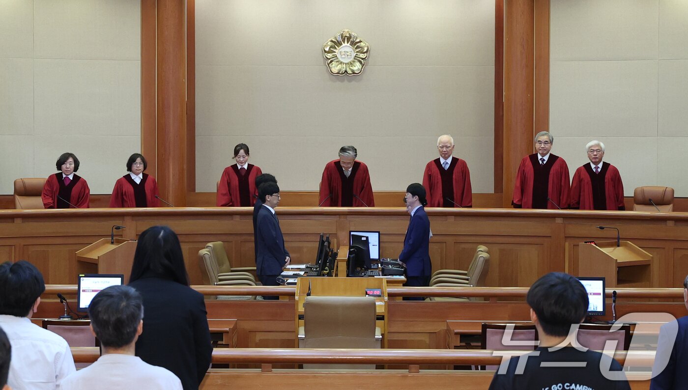 본문 이미지 - 헌법재판관들이 손준성 대구고검 차장검사&#40;검사장&#41; 탄핵 심판 선고를 위해 17일 서울 종로구 헌법재판소 대심판정에 들어서고 있다. 2025.7.17/뉴스1