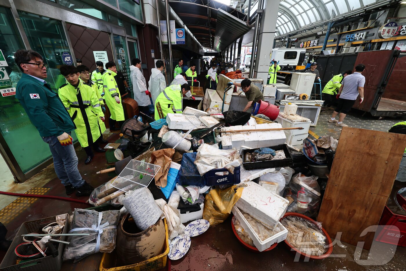 본문 이미지 - 충청권을 중심으로 호우특보가 내려진 17일 충남 당진시 읍내동 당진전통시장에서 침수 피해를 본 상인들과 자원봉사자들이 물품 등을 정리하고 있다. 2025.7.17/뉴스1 ⓒ News1 김도우 기자
