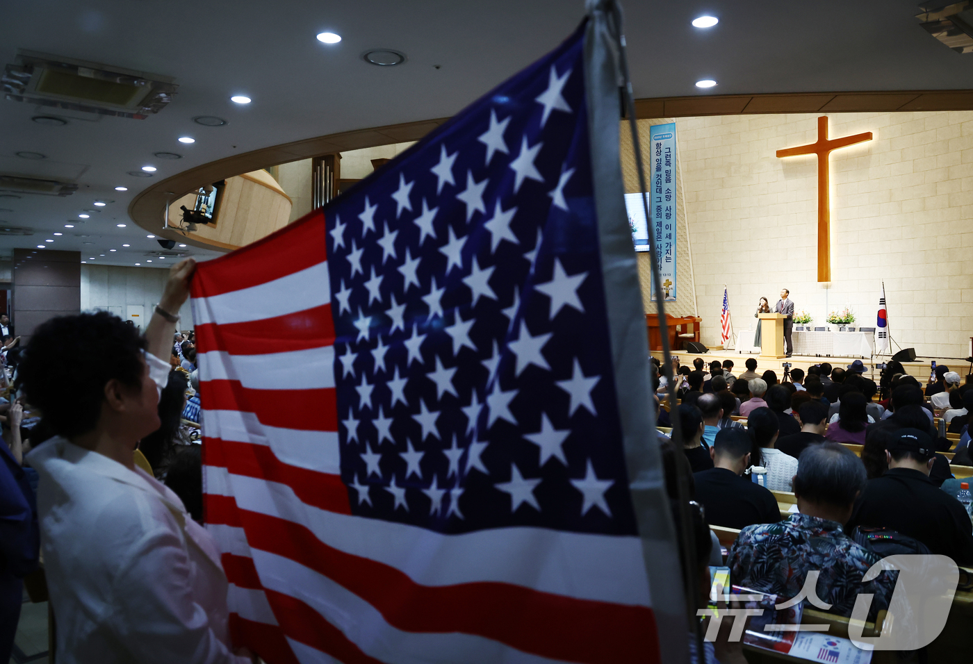 (서울=뉴스1) 김민지 기자 = 모스탄 미국 리버티대 교수(전 미국 국무부 국제사법 대사)가 17일 오후 서울 은평구 은평제일교회에서 모스탄 전 대사 초청 간증 집회에서 설교를 하 …