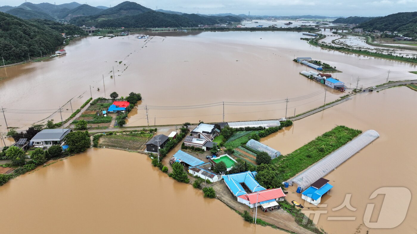 본문 이미지 - 충청권을 중심으로 호우특보가 내려진 17일 충남 당진시 행정동 일대가 역천 범람으로 침수돼 있다. 2025.7.17/뉴스1 ⓒ News1 김도우 기자