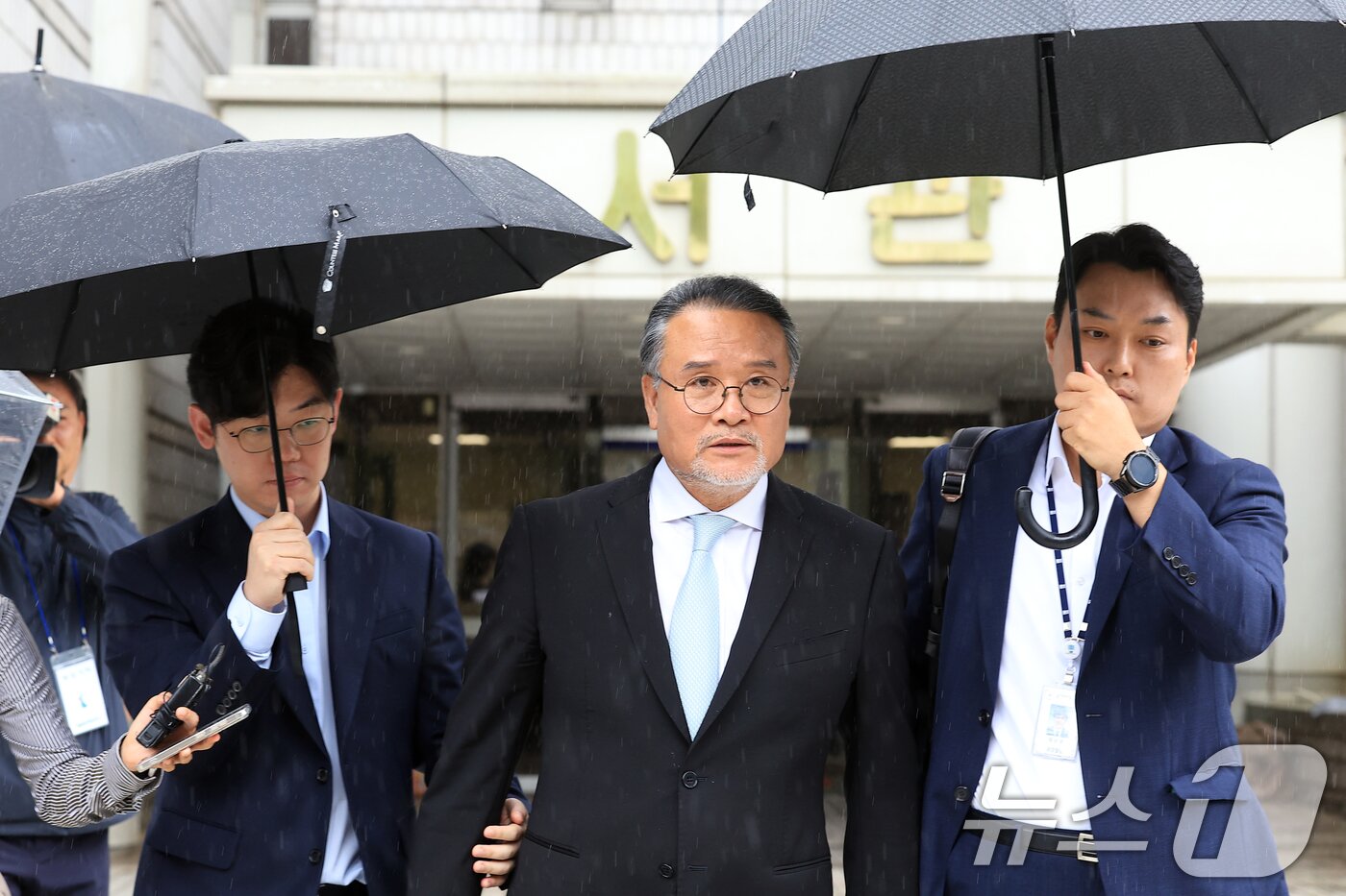 본문 이미지 - 이일준 전 삼부토건 회장이 17일 오전 서울 서초동 서울중앙지방법원에서 열린 구속 전 피의자 심문(영장실질심사)을 받은 뒤 나와 차량으로 향하고 있다. 2025.7.17/뉴스1 ⓒ News1 박정호 기자