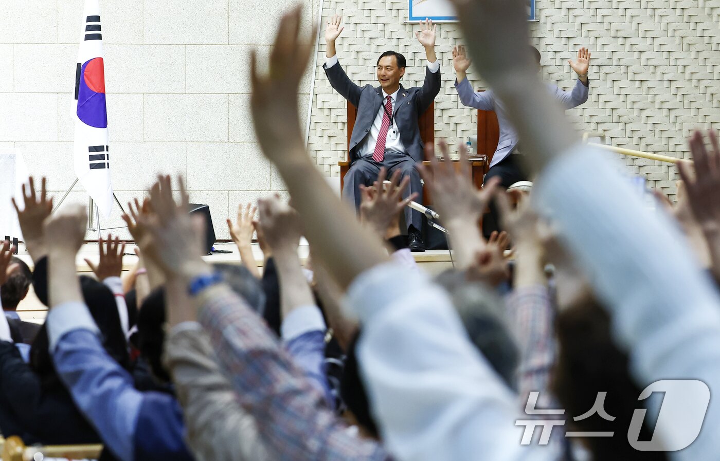 본문 이미지 - 모스탄 미국 리버티대 교수(전 미국 국무부 국제사법 대사)가 17일 오후 서울 은평구 은평제일교회에서 열린 모스탄 전 대사 초청 간증 집회에서 설교에 앞서 기도하고 있다. 2025.7.17 ⓒ 뉴스1 김민지 기자