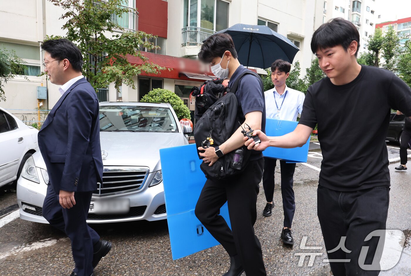 본문 이미지 - 12·3 비상계엄 사태 관련 내란·외환 사건을 수사하는 내란 특검팀이 지난 17일 오전 서울 강남구 압구정동에 위치한 이상민 전 행정안전부 장관 자택에서 압수수색을 마친 뒤 압수품을 들어 나오고 있다. 2025.7.17/뉴스1 ⓒ News1 장수영 기자