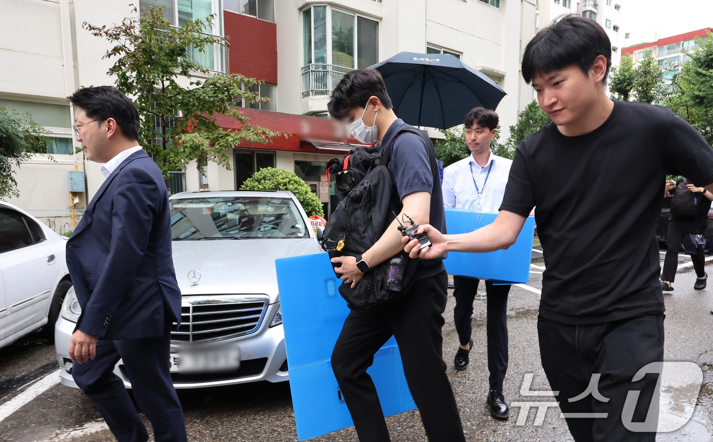 (서울=뉴스1) 장수영 기자 = 12·3 비상계엄 사태 관련 내란·외환 사건을 수사하는 내란 특검팀이 17일 오전 서울 강남구 압구정동에 위치한 이상민 전 행정안전부 장관 자택에서 …