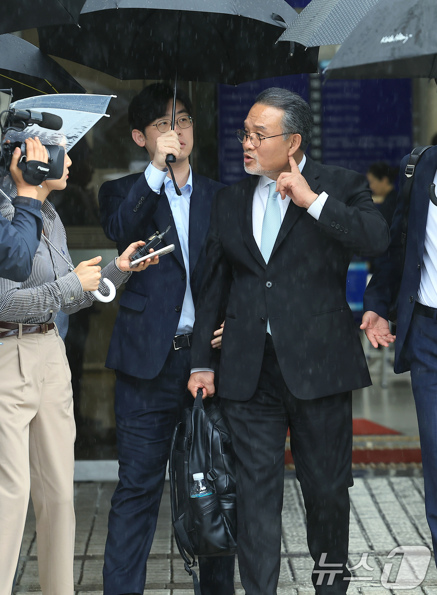 (서울=뉴스1) 박정호 기자 = 이일준 전 삼부토건 회장이 17일 오전 서울 서초동 서울중앙지방법원에서 열린 구속 전 피의자 심문(영장실질심사)을 받은 뒤 나와 차량으로 향하며 취 …